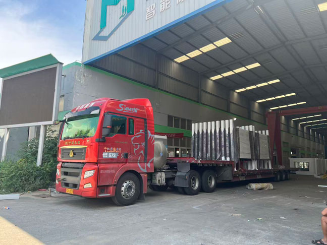 江蘇美城街具為新疆定制公交候車亭第二批發(fā)貨案例
