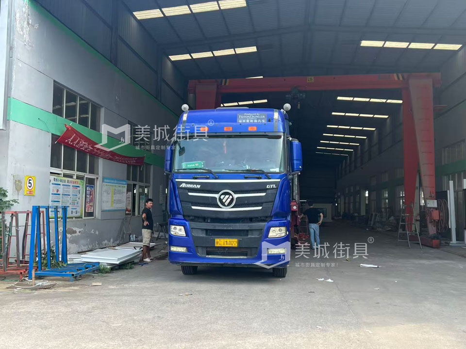 江蘇美城街具為新疆定制公交候車(chē)亭第四批發(fā)貨案例