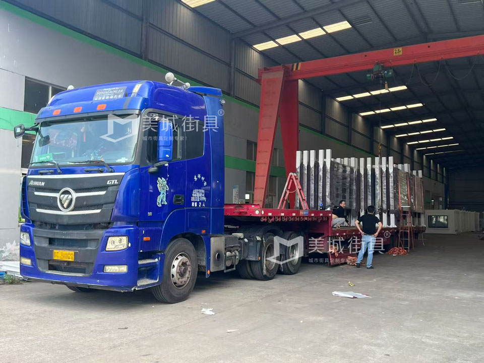 江蘇美城街具為新疆定制公交候車(chē)亭第四批發(fā)貨案例